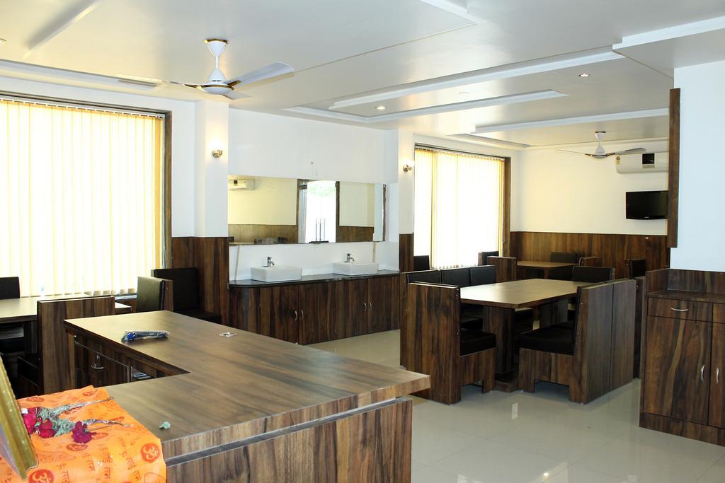 Oyo 4316 Hotel Sai Empire Shirdi Eksteriør bilde